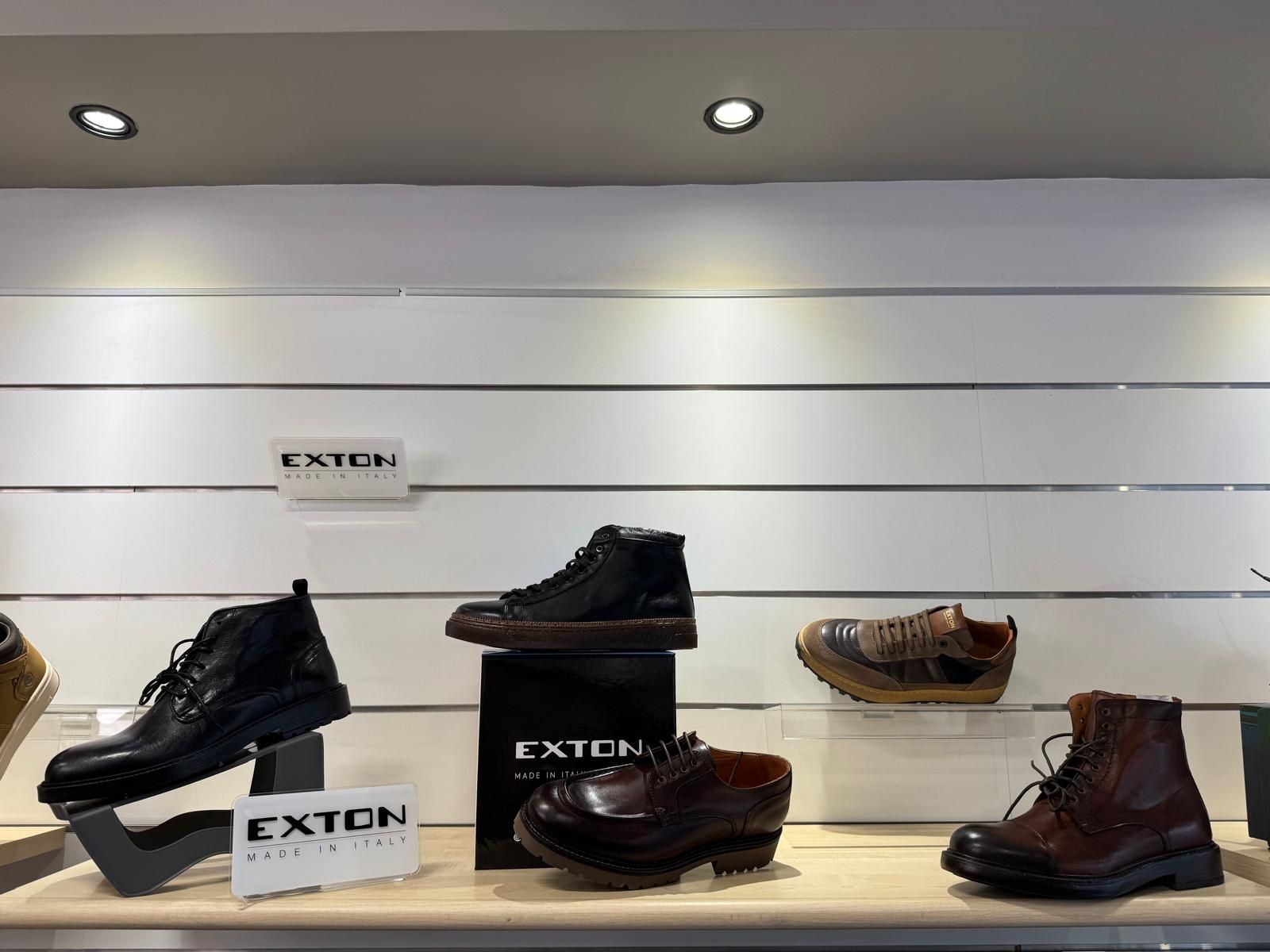 selezione di scarpe in negozio 3