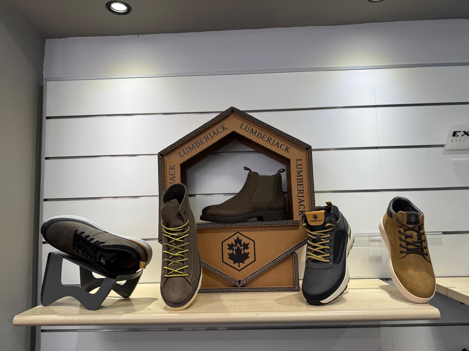 selezione di scarpe in negozio 2