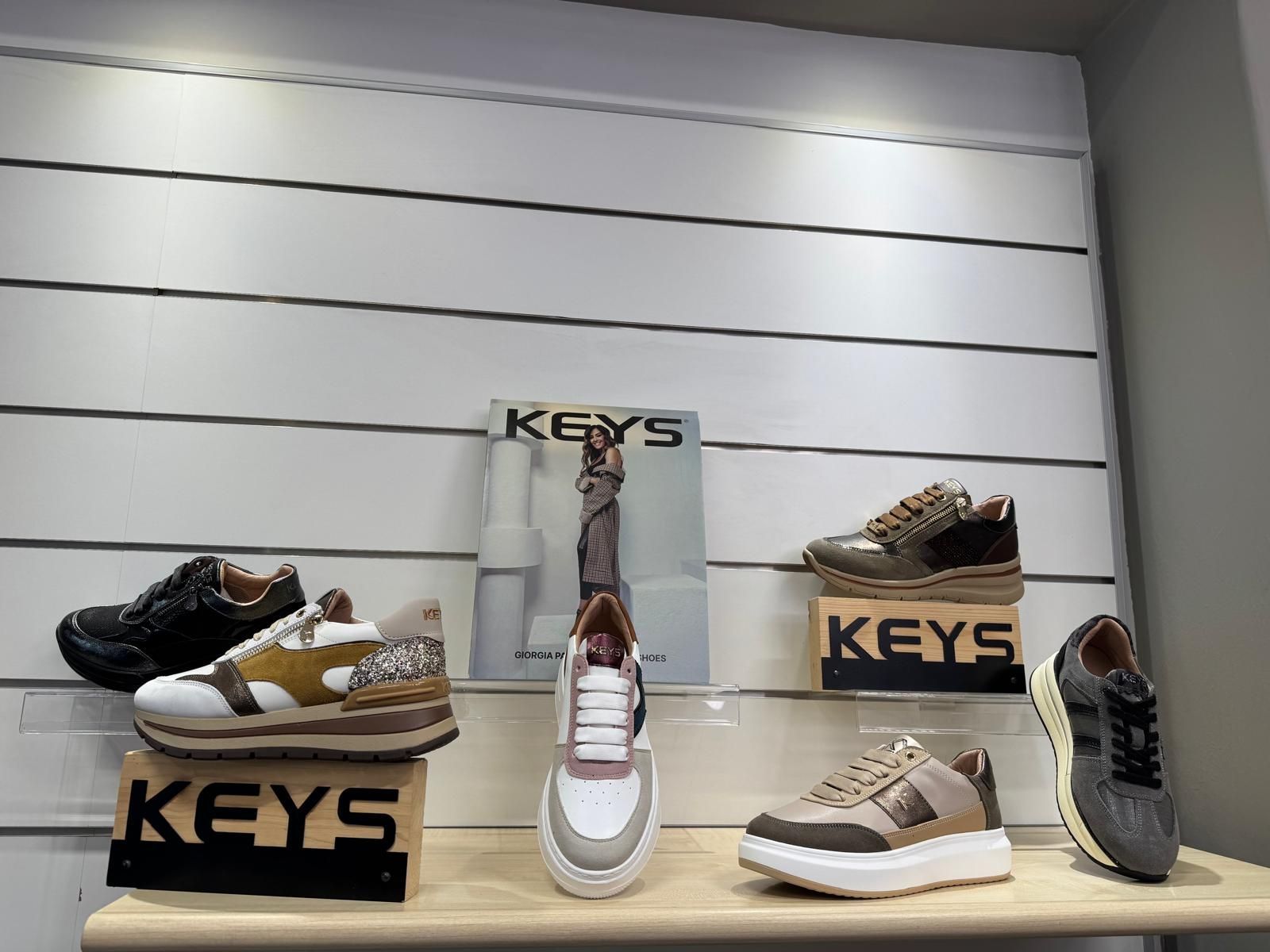 selezione di scarpe in negozio 4