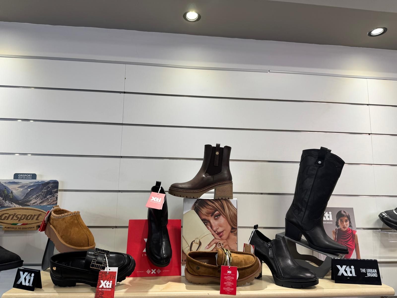 selezione di scarpe in negozio 6