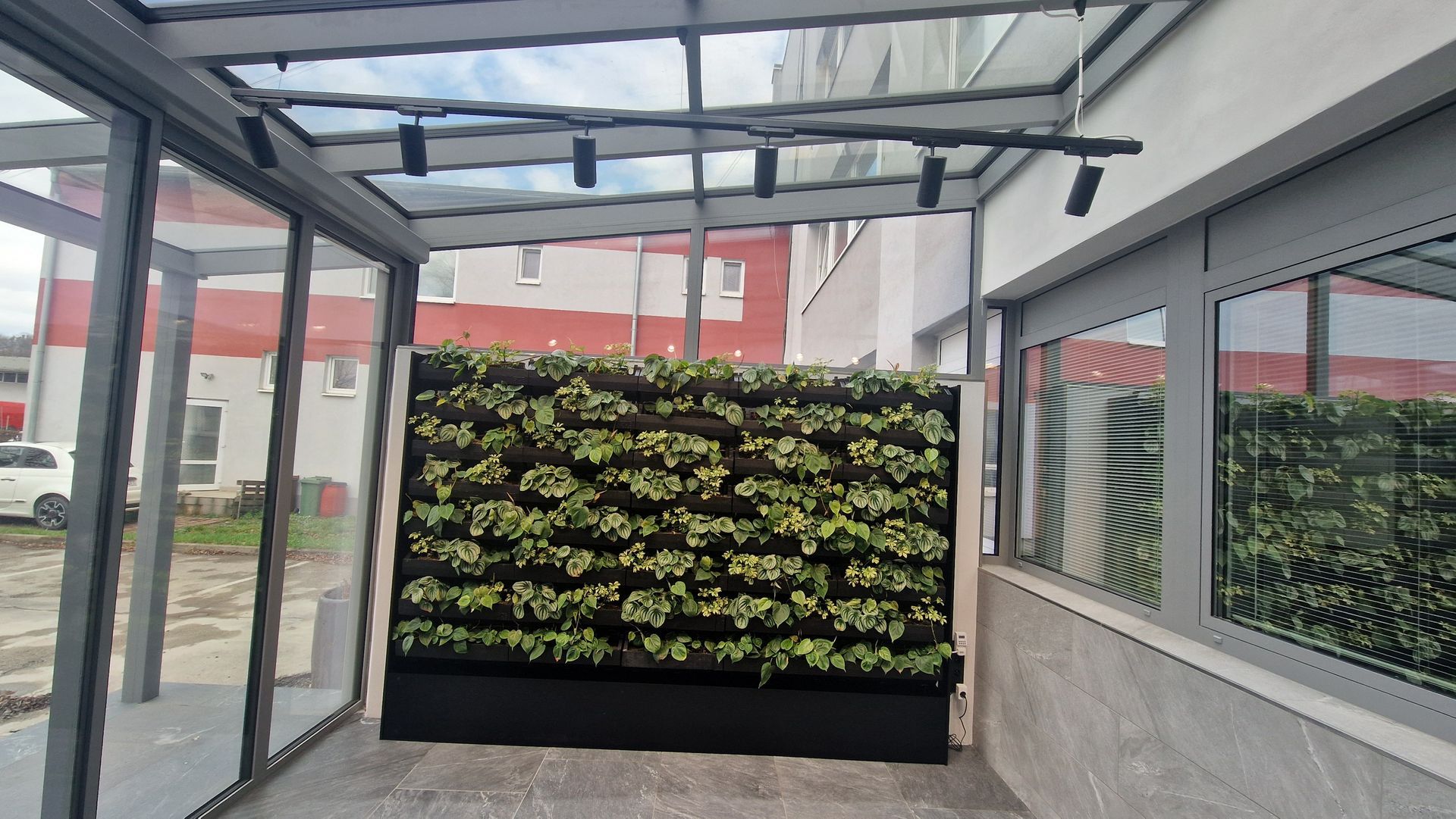 Zelená interiérová stena v priestoroch VSK Mineral v Košiciach