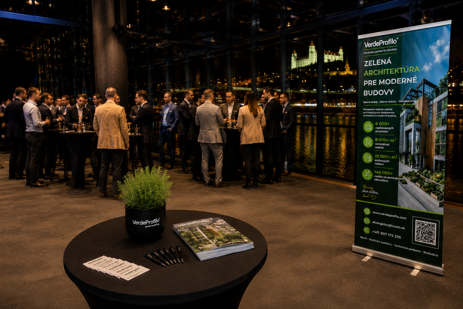 Prezentačný stánok Verde Profilo Slovakia počas odborného networkingového podujatia pre architektov, developerov a stavebných profesionálov zameraného na zelenú architektúru.