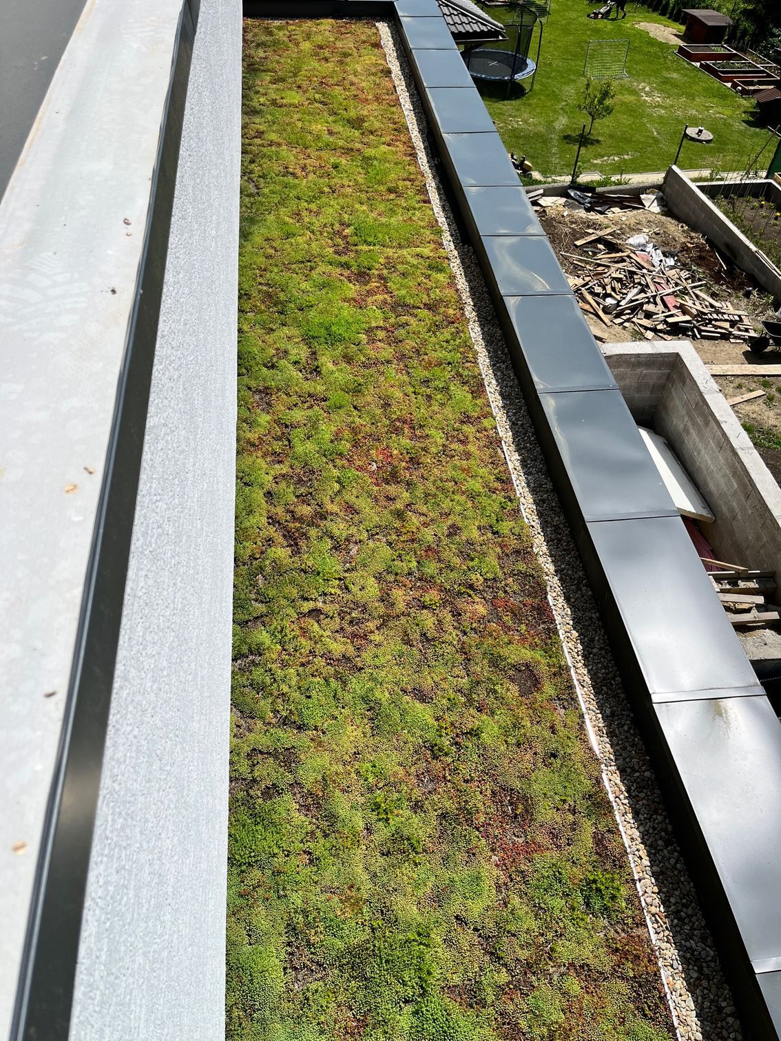 Extenzívna zelná strecha, Nováčany