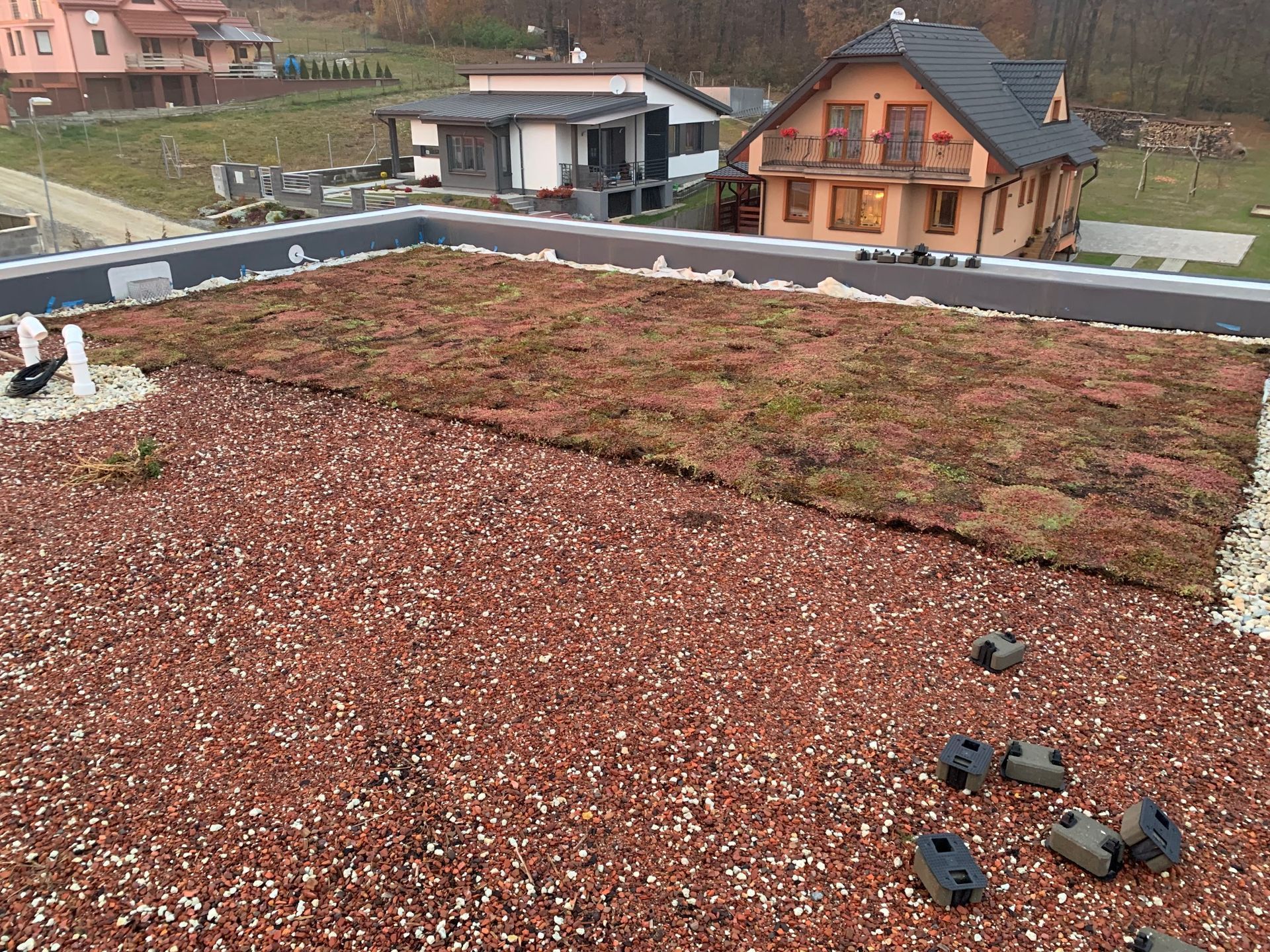 Extenzívna zelná strecha, Nováčany