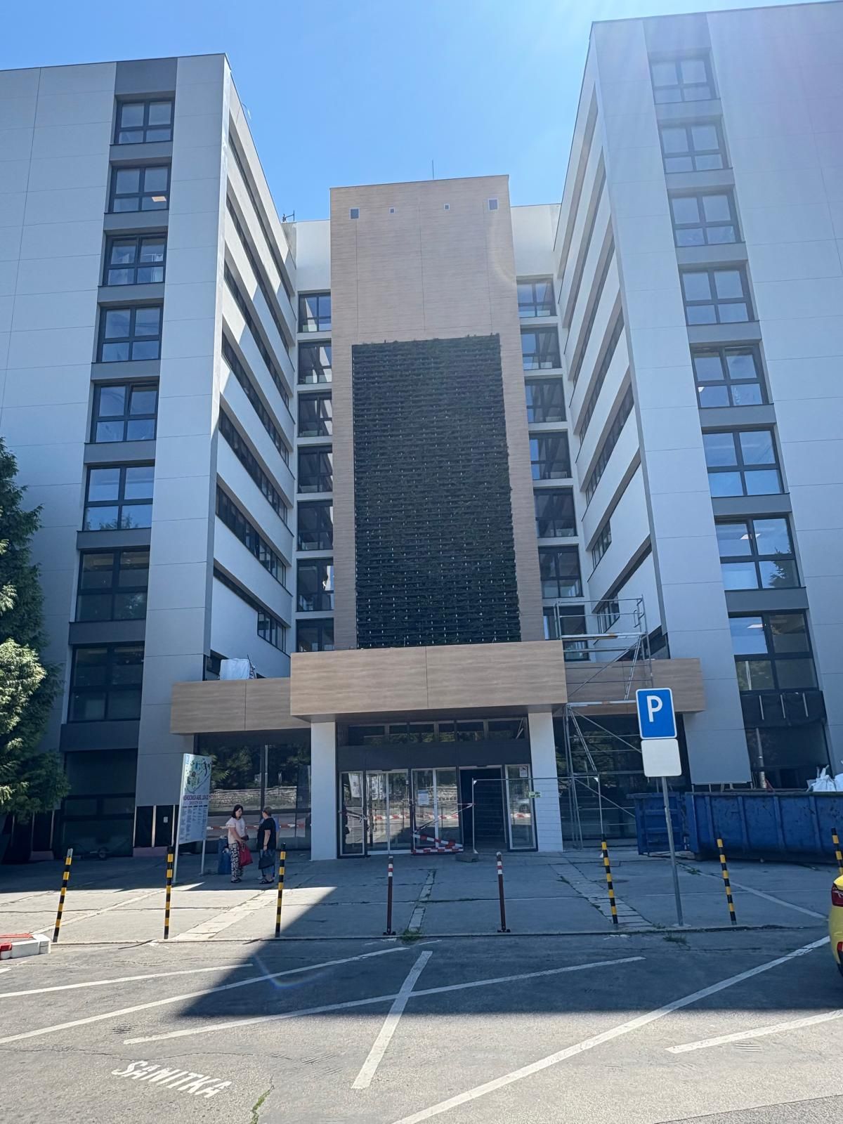 Zelená fasáda, Nemocnica, Levice