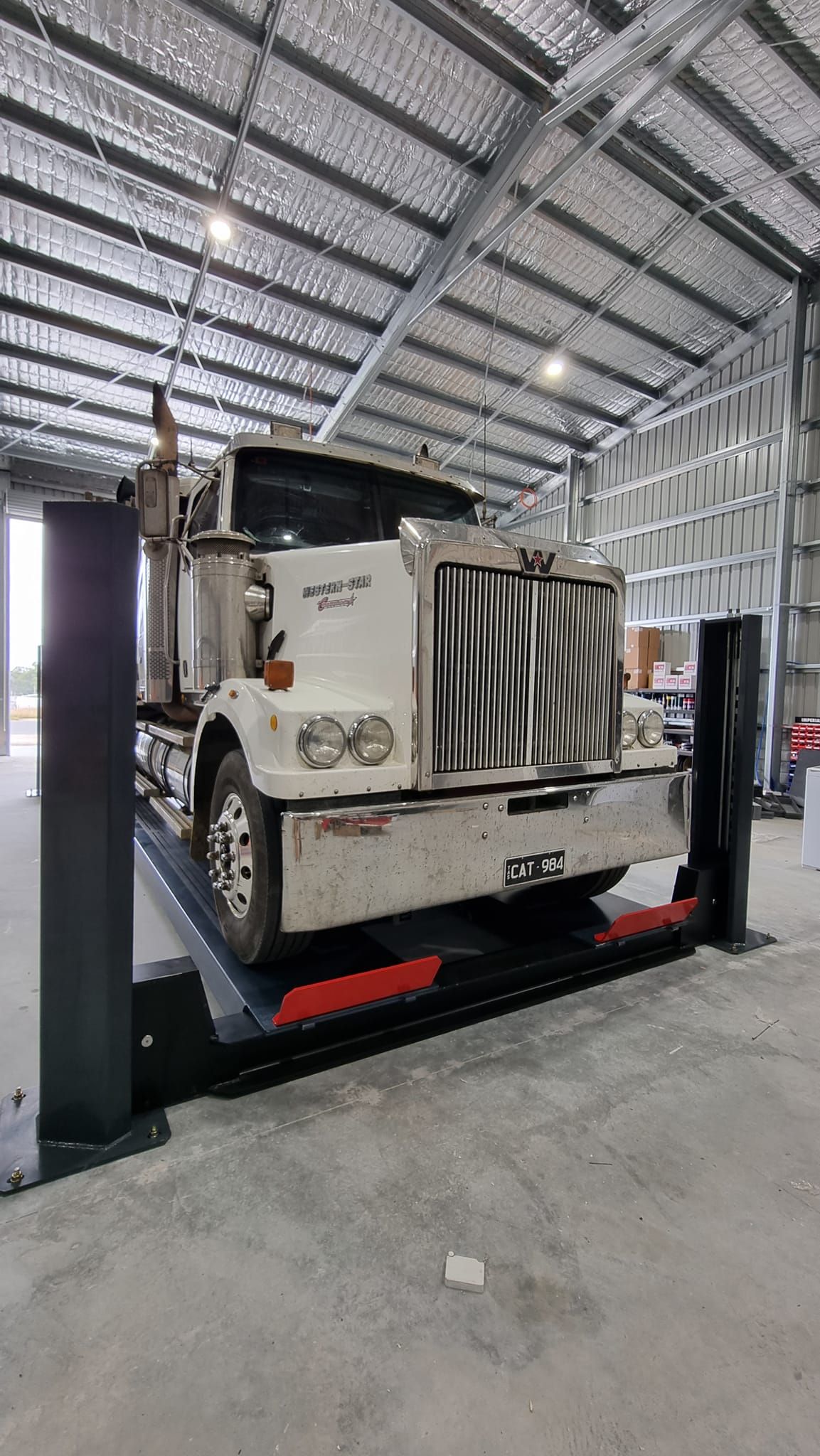 heavy truck above the 2 pot