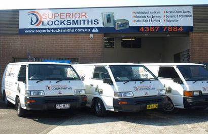 white emergency locksmiths van that always ready 24 hours a week