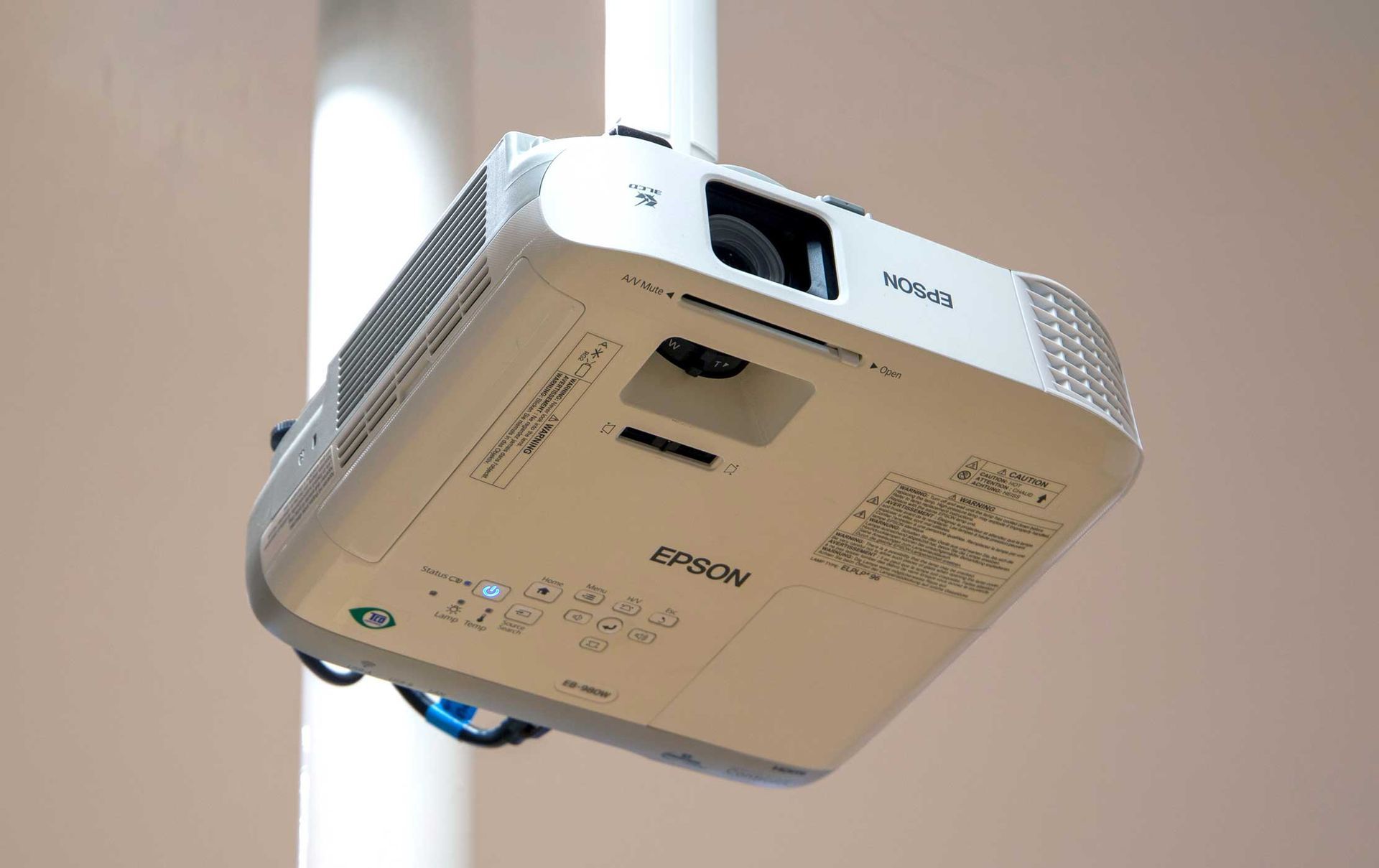 Großaufnahme eines Beamers, der an der Decke montiert ist