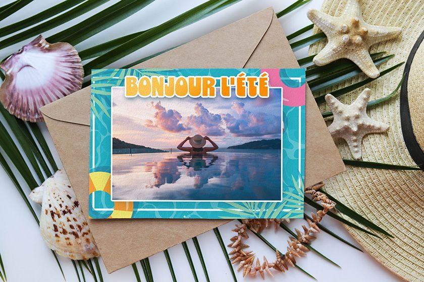 Carte postale turquoise avec l'inscription « BONJOUR L'ÉTÉ » sur une plage au coucher du soleil, entourée de coquillages et de feuilles de palmier.