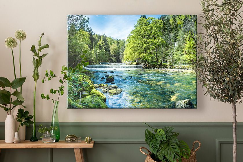 Un salon avec un canapé et un tableau au mur.