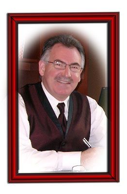 Un homme avec des lunettes et une moustache est dans un cadre rouge.