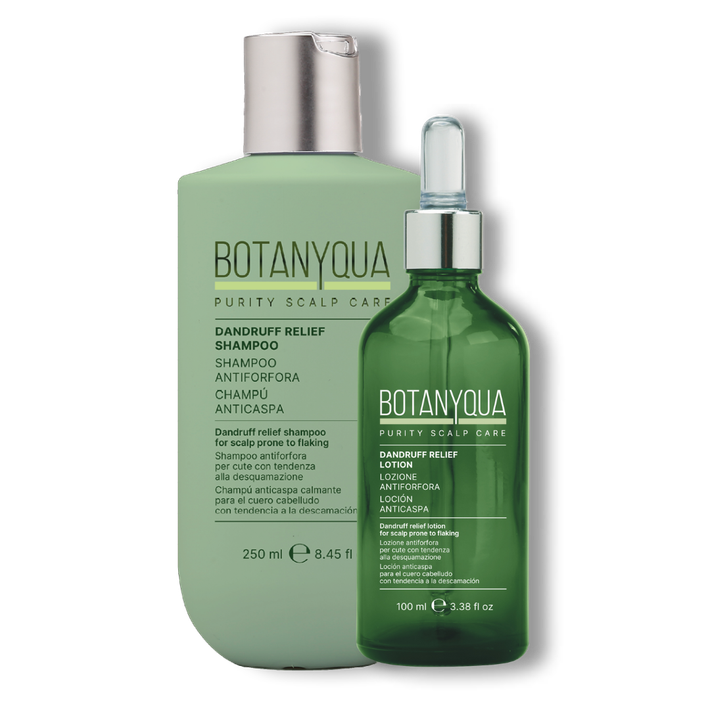 Due prodotti verdi per la cura dei capelli Botanyqua: flacone di shampoo e siero per il cuoio capelluto.