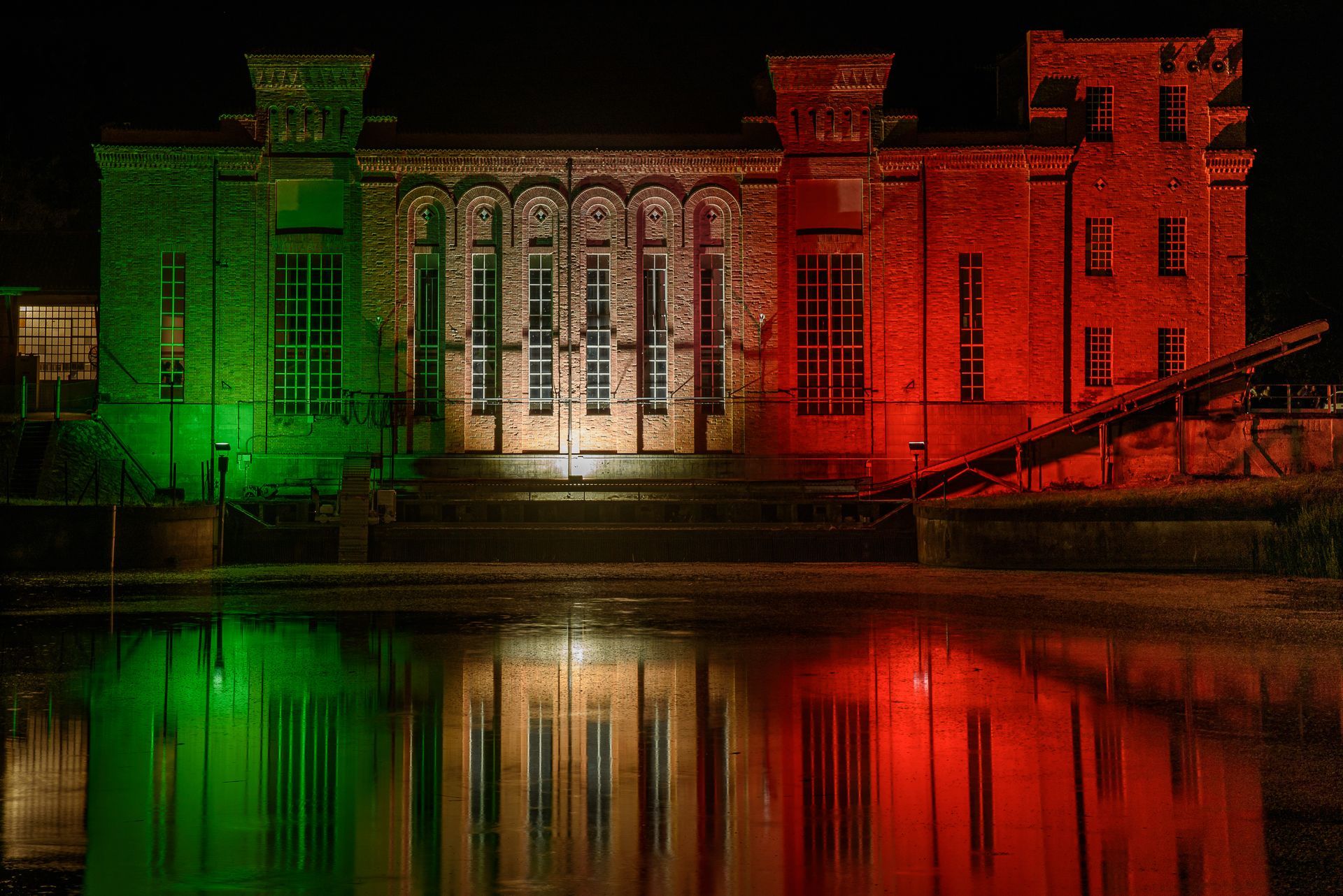 Immagine di palazzo illuminato con il tricolore