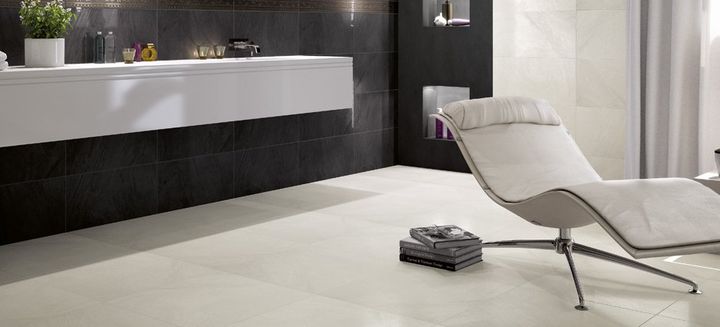bagno con pavimento e pareti in marmo