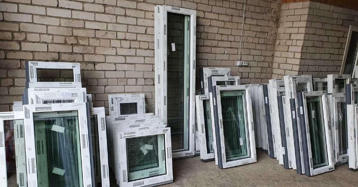 Prie sienos krūva langų.