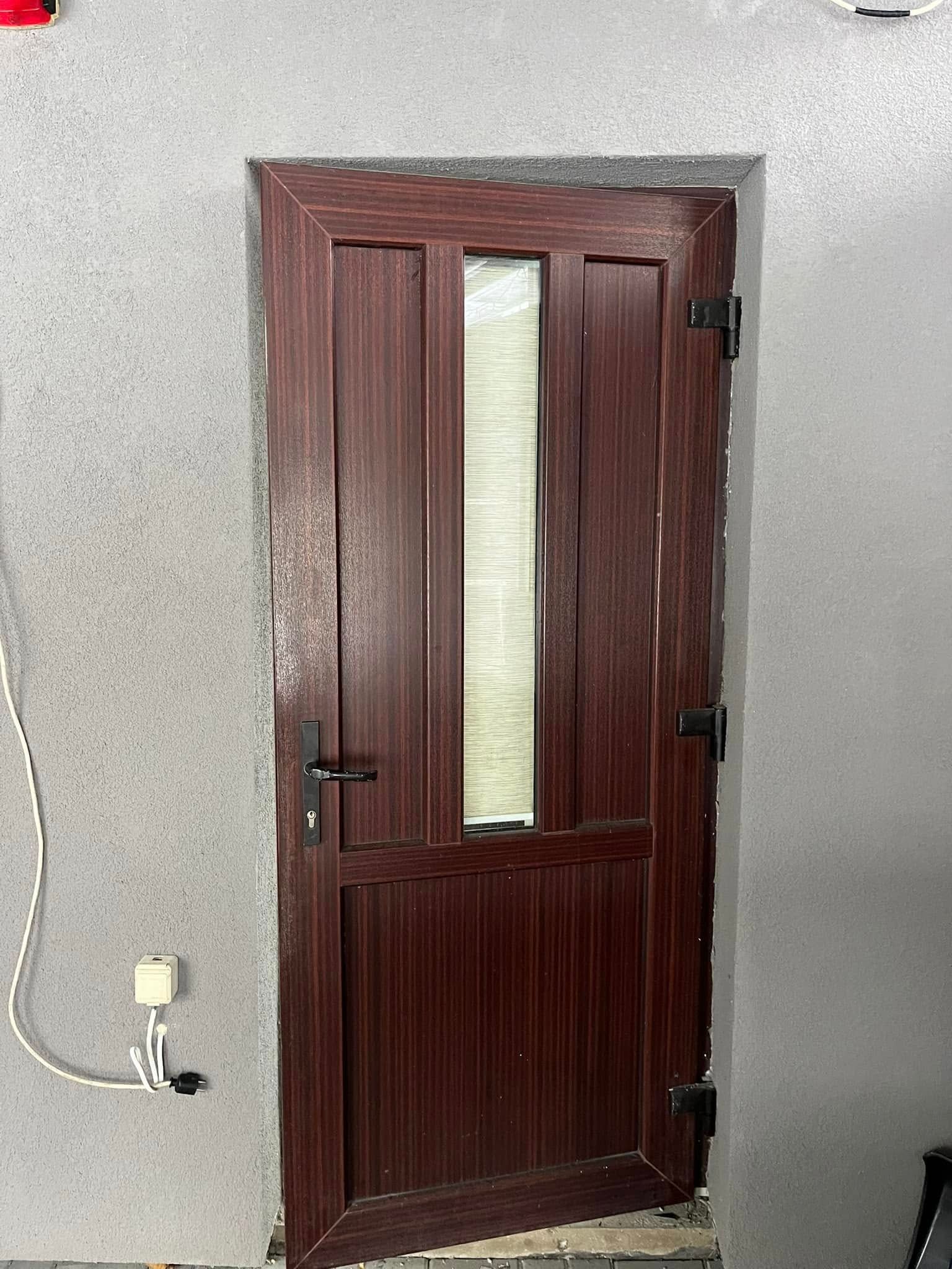 Rudos durys su langu 