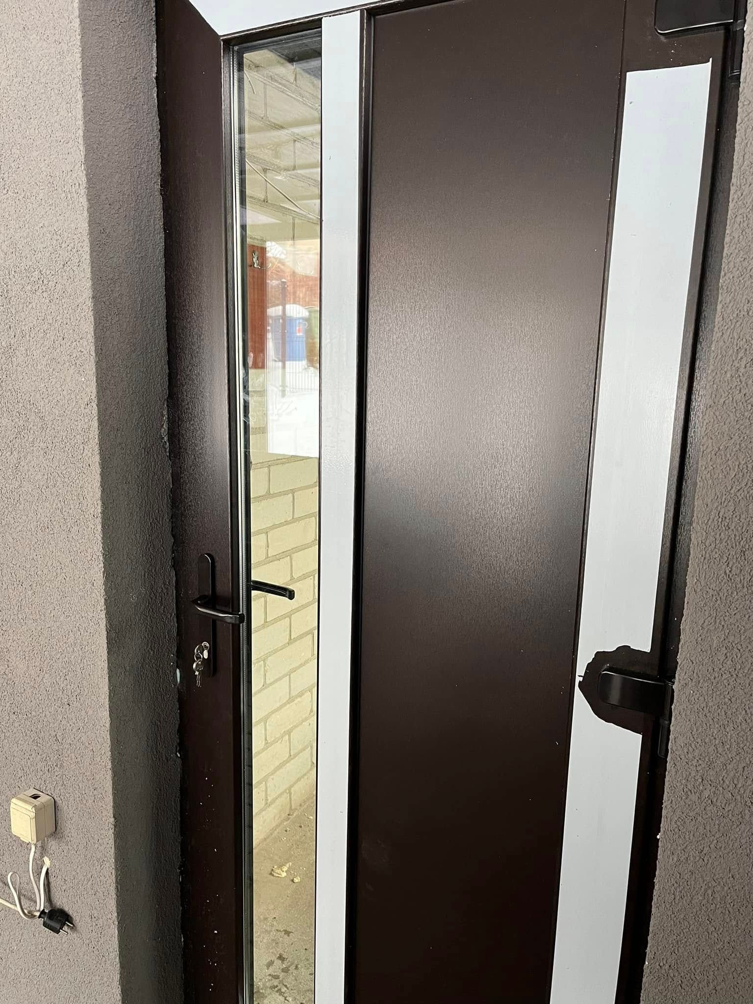 Rudos durys su balta apdaila