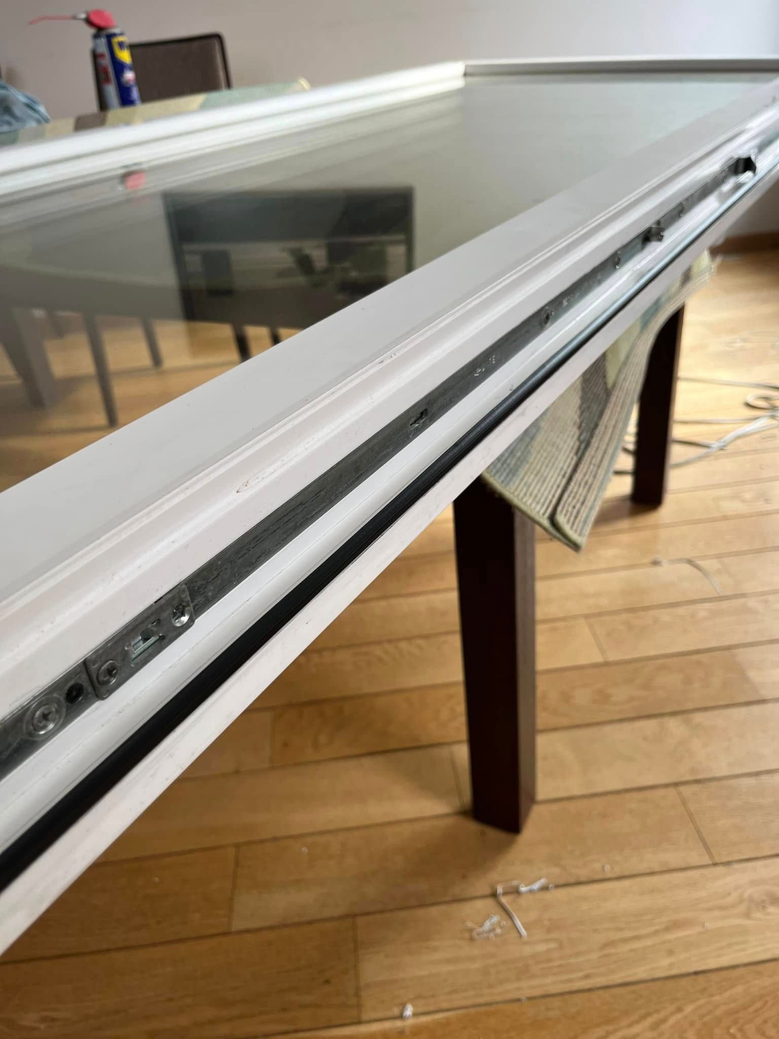 Ant stalo padėtas langas