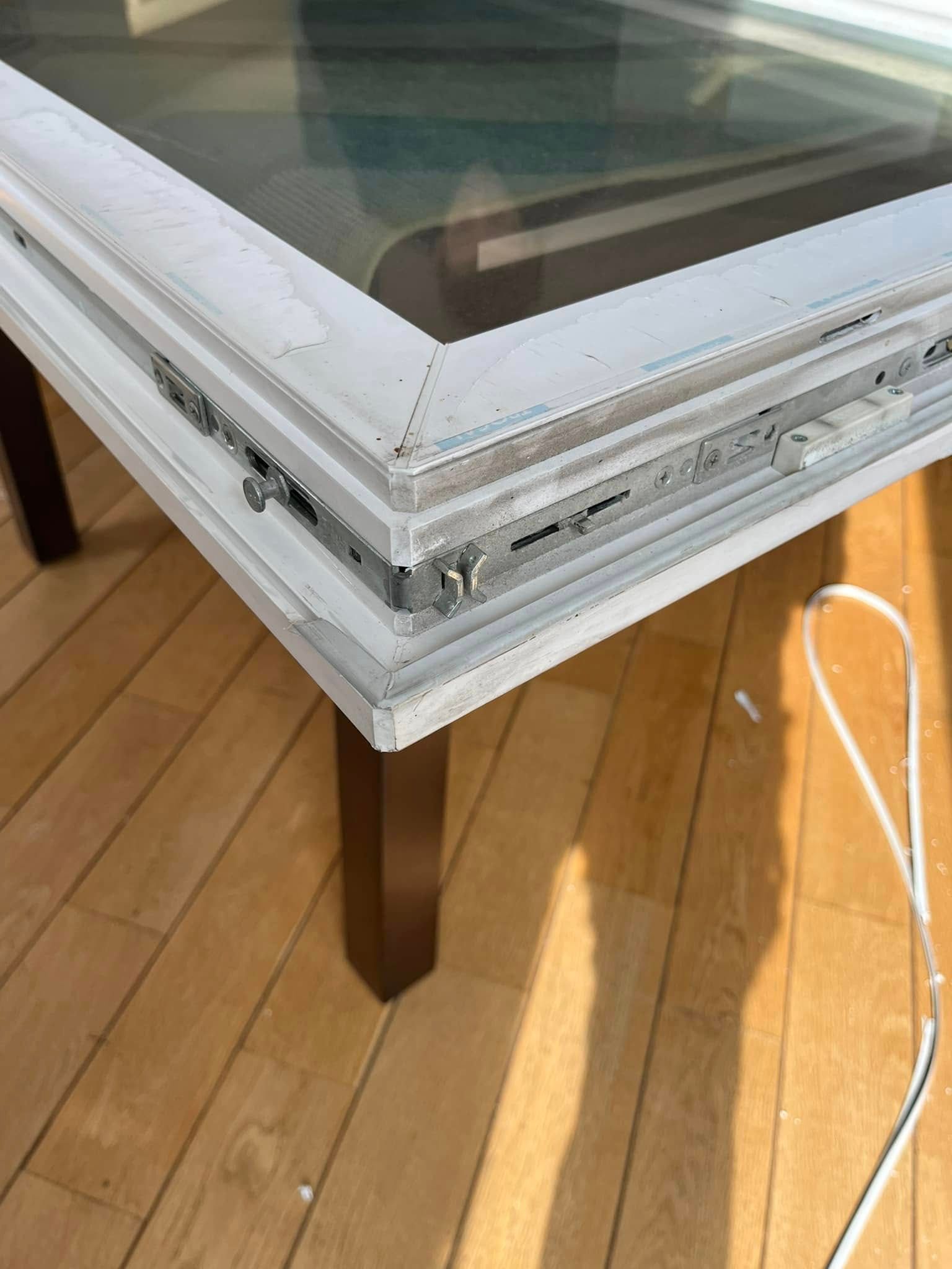 Lango ant medinių grindų vaizdas iš arti.