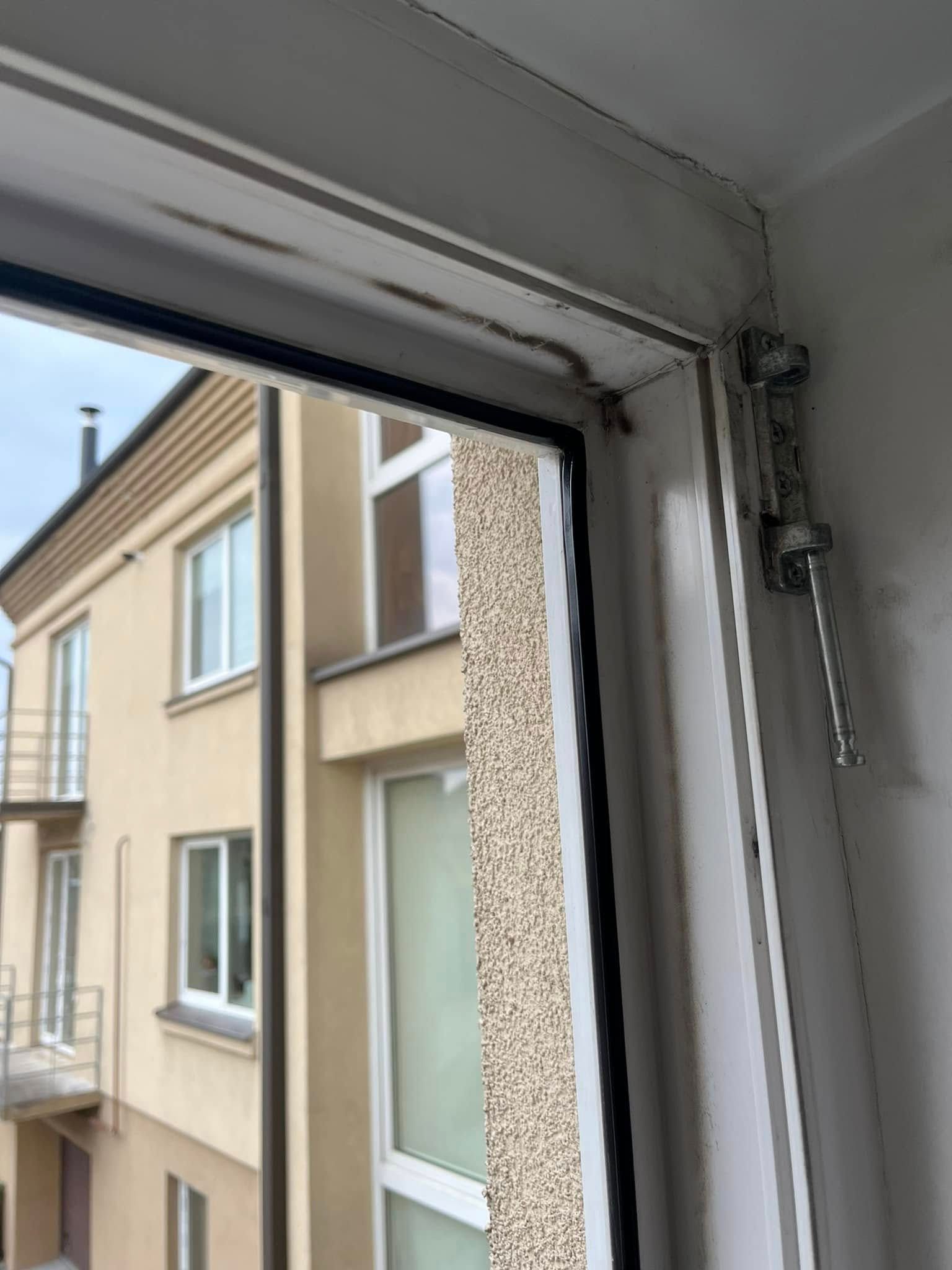 Lango vaizdas iš arti su pastatu fone.