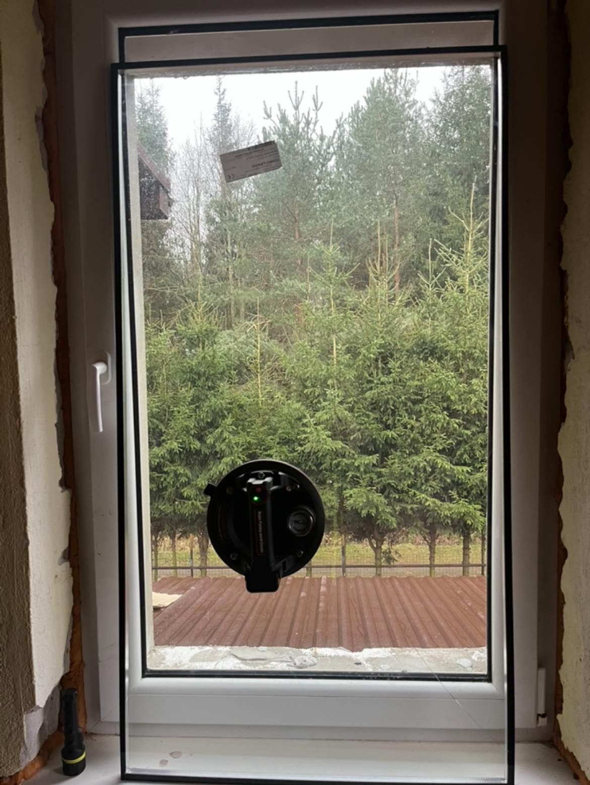 Patalpoje su medžiais fone montuojamas langas.