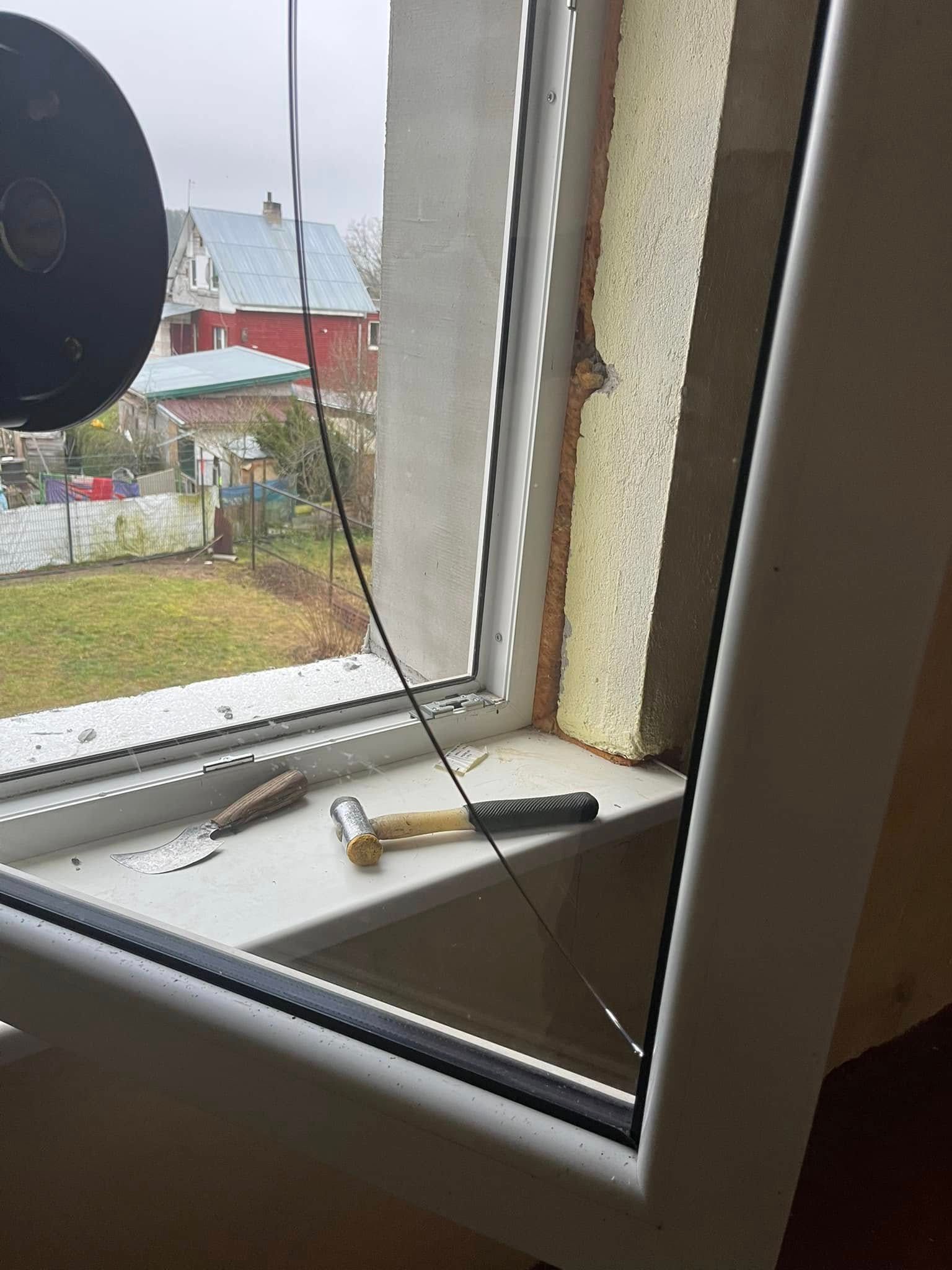 Langas su įrankiais ant palangės