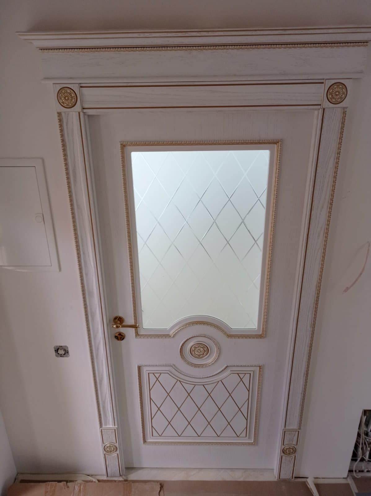 Baltos durys su stikliniu langu