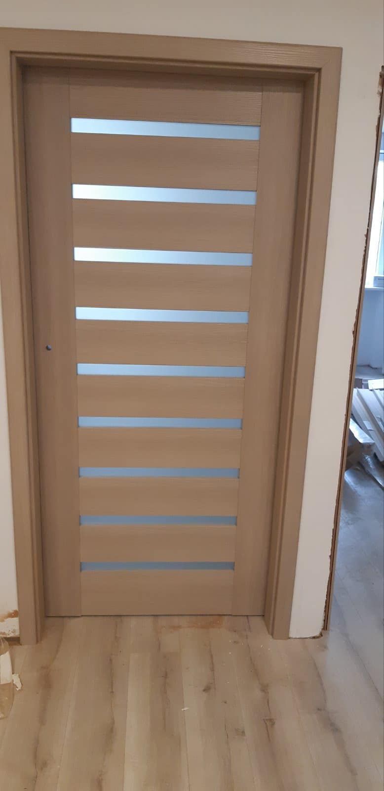 Medinės durys su daugybe langelių