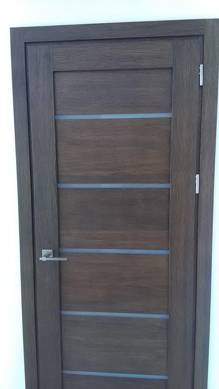 Medinės durys su rankena