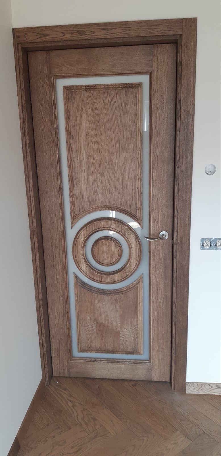 Medinės durys su apskritu dizaino elementu