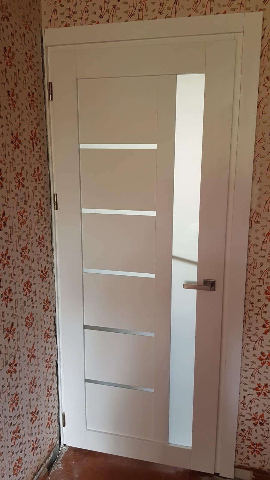 Baltos durys su stikliniu langu