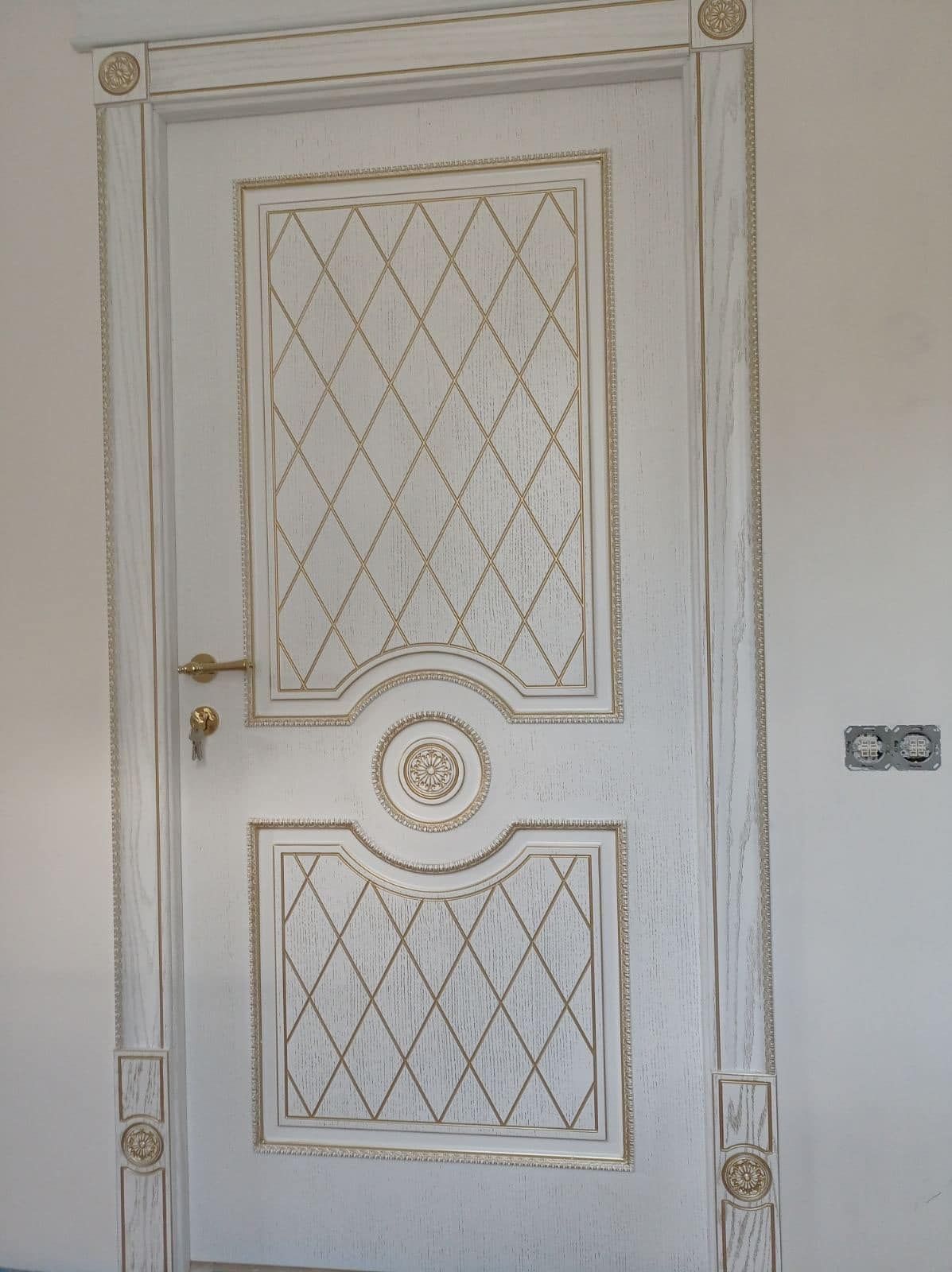 Baltos durys su aukso apdaila