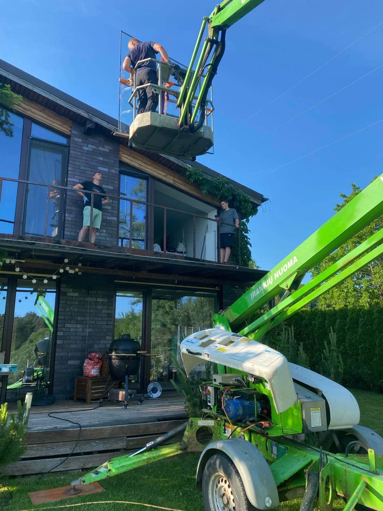 Vyras kranu valo namo langus.