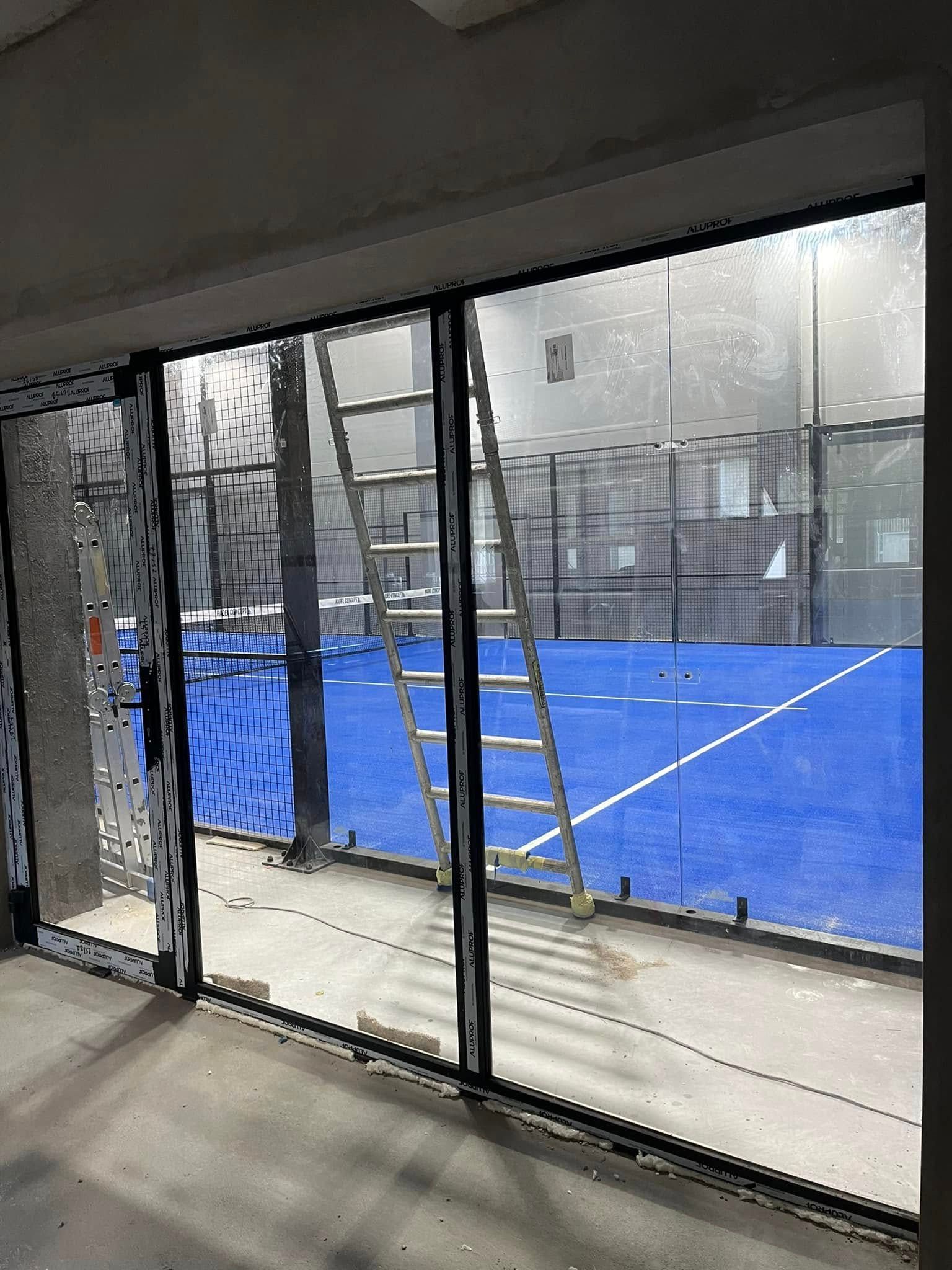 Pro langą vaizdas į padelio teniso kortą.