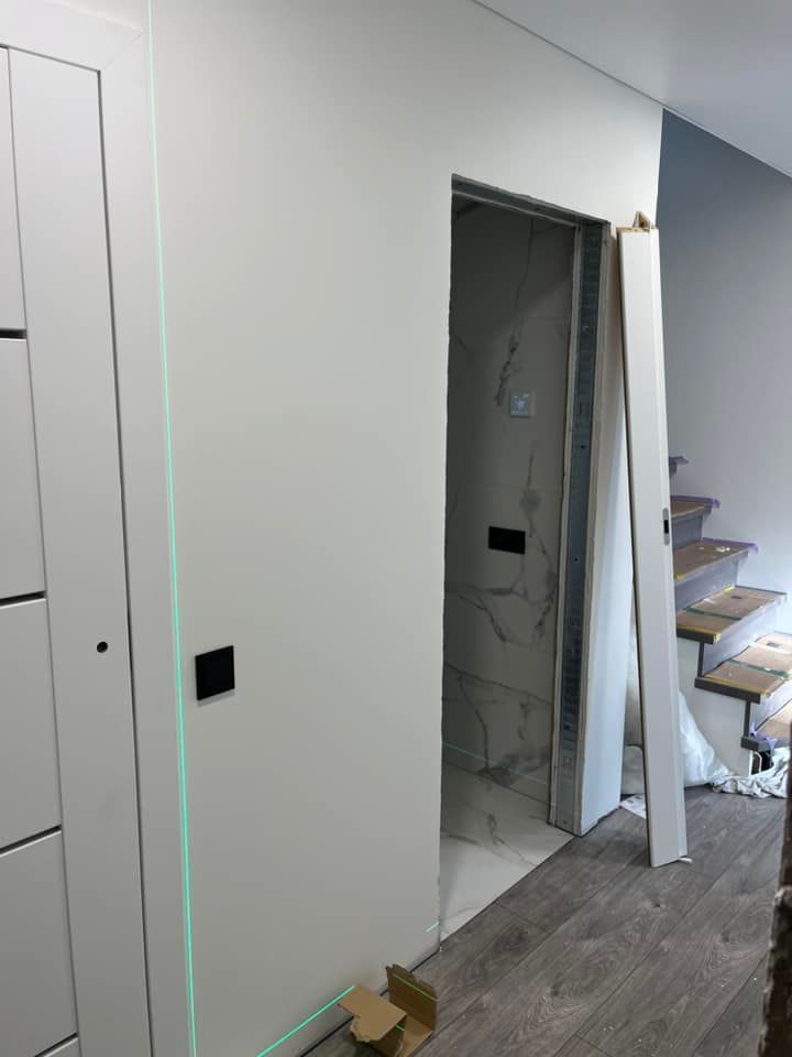 Kambarys su durimis ir laiptais 