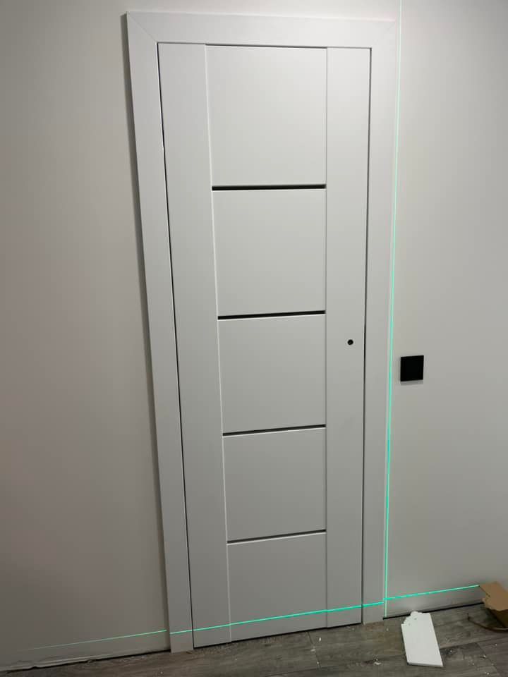 Lazeriu matuojamos baltos durys.