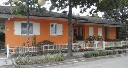 casa con muri arancioni
