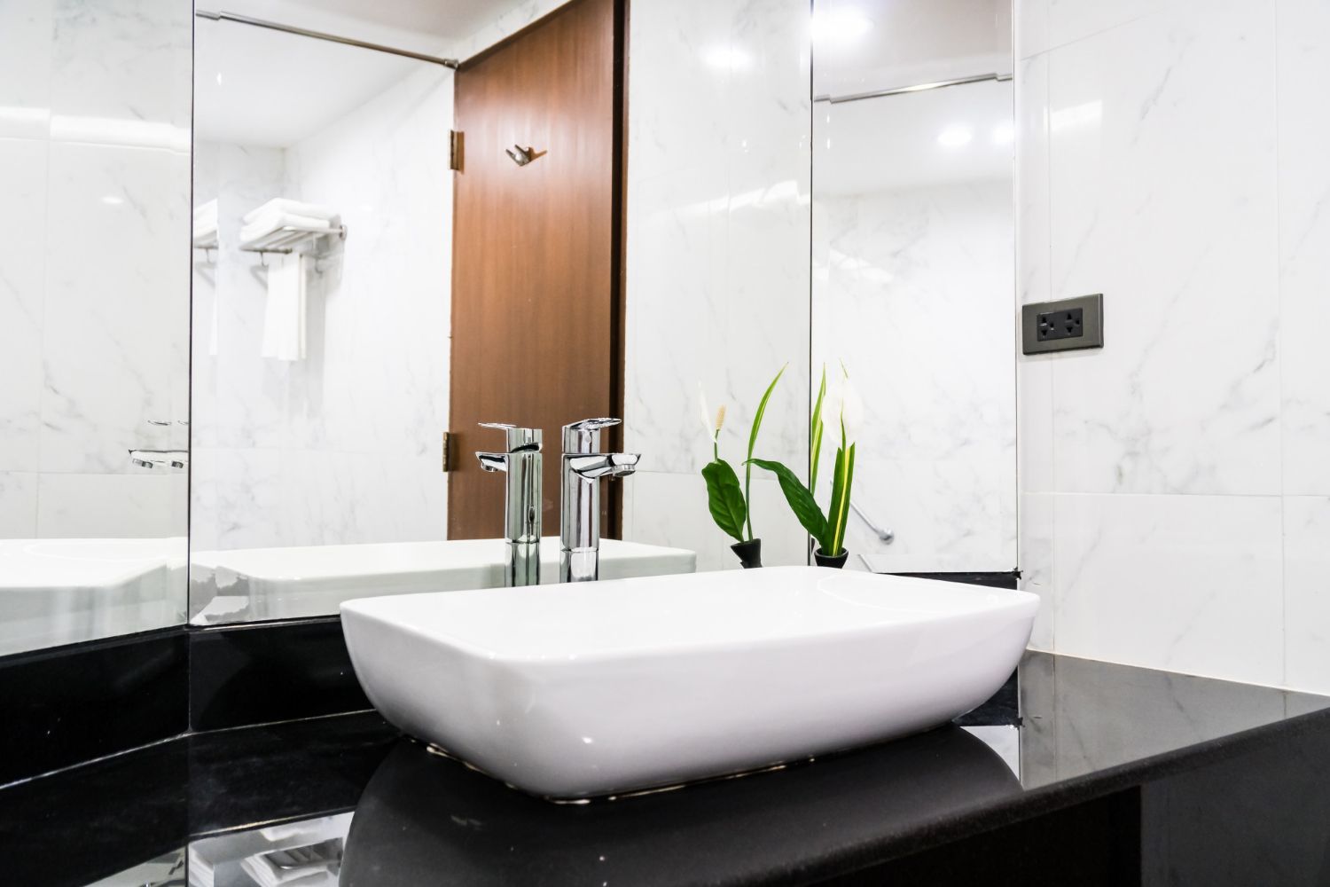 A bathroom with a sink, mirror and tub.