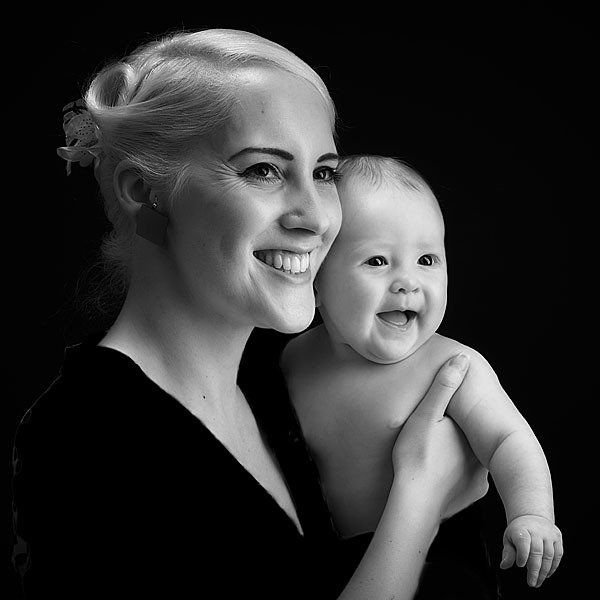 Mum & Baby head and shoulders Oakley Studios celebration photoshoot in Luton Bedfordshire