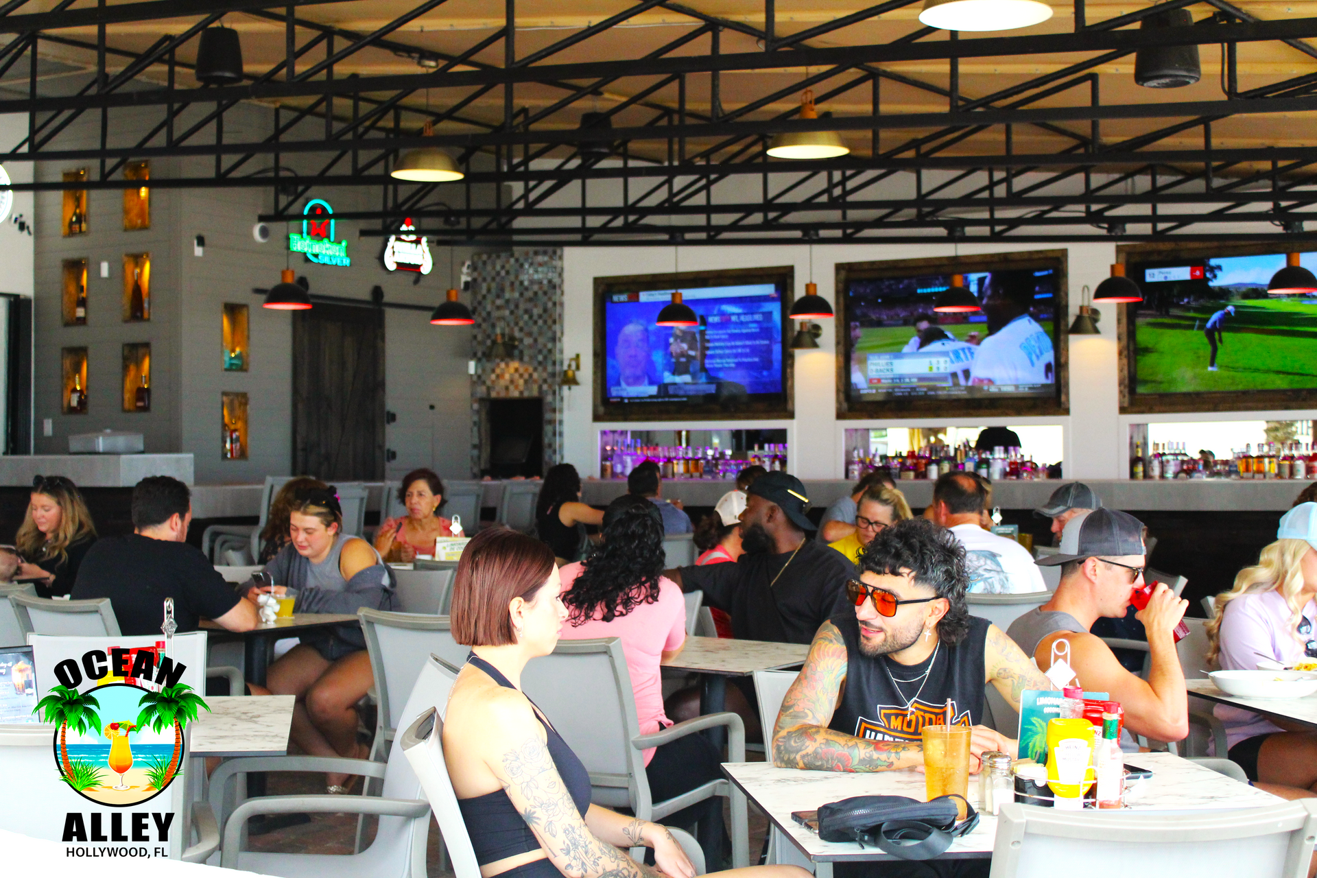 A group of people are sitting at tables in a restaurant.