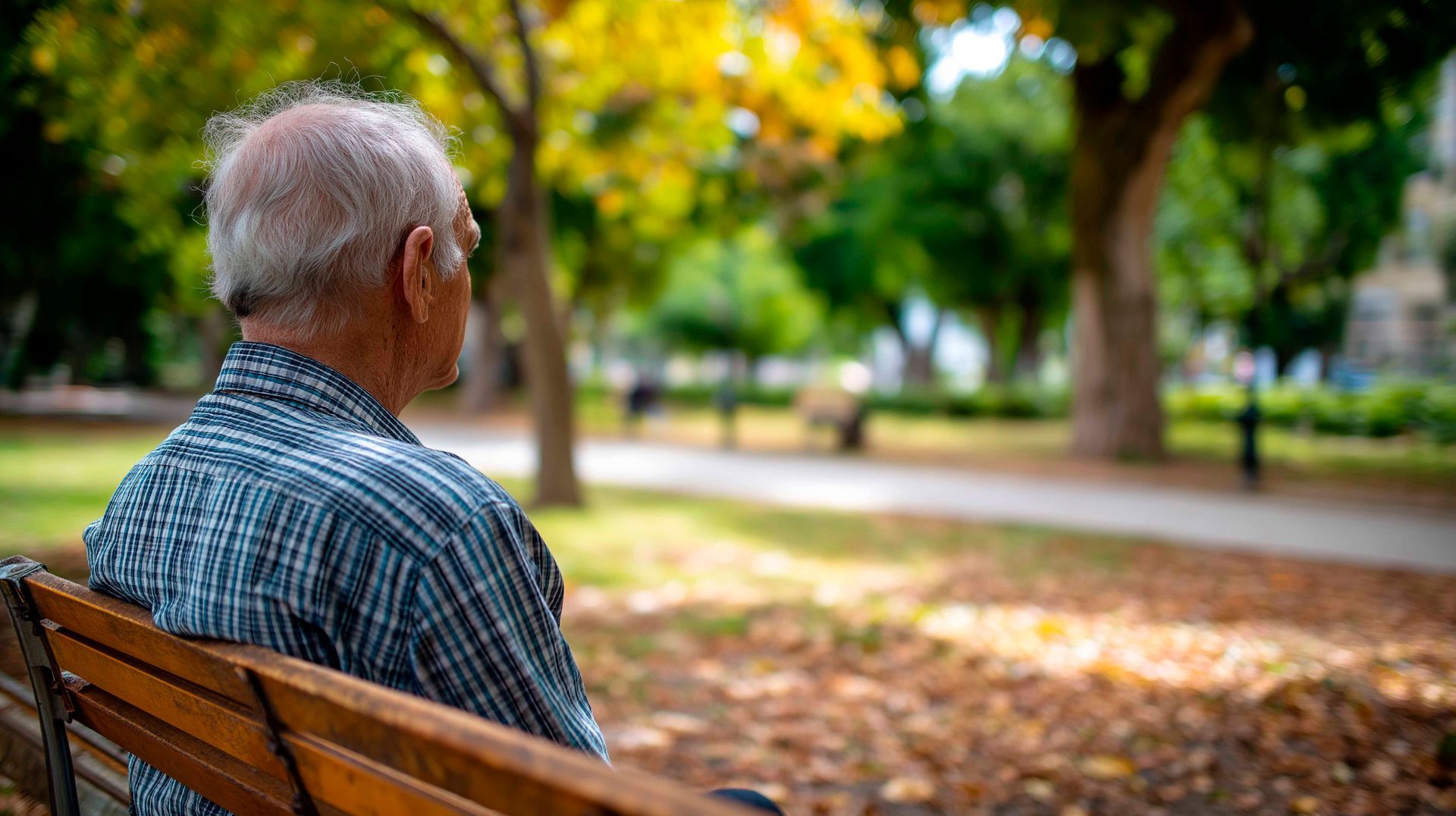 Une maison avec une porte jaune et une porte de garage blanche.