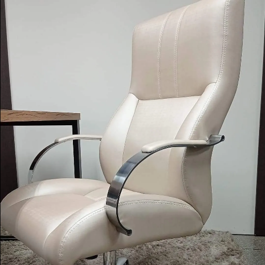 Cadeira-Europeia-Revestimento-Factor-Brilhante-Na-Cor-Perola-Apoio-De-Braço-Personalizado-Feito-De-Aluminio-Cromado-Com-Apoio-Emborrachado-Da-Cor-Do-Revestimento-Base-Cromada-E-Rodizio-Em-Polipropileno