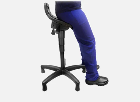 Cadeira-Semi-Sentado-Assento-Emborrachado-Base-Preta-Com-Sapata-Alta-Com-Um-Homem-Em-Pé-Demonstrando-Como-Usar-O-Assento
