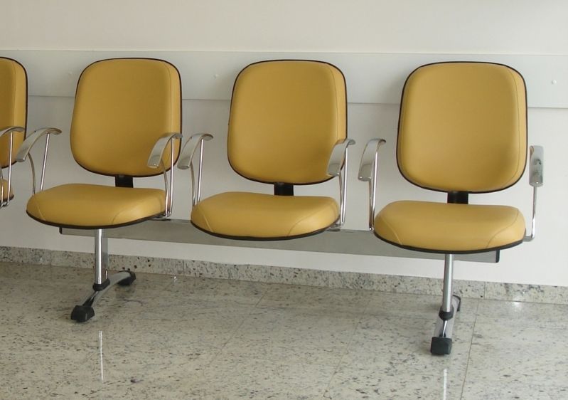 Longarina-De-3-Lugares-Com-Assento-E-Encosto-Modelo-Diretor-Revestimento-Em-Courvin-Na-Cor-Caramelo-Com-Apoio-De-Braço-Cromado-Com-Apoio-Emborrachado-Na-Cor-Do-Revestimento-E-Estrutura-Cromada