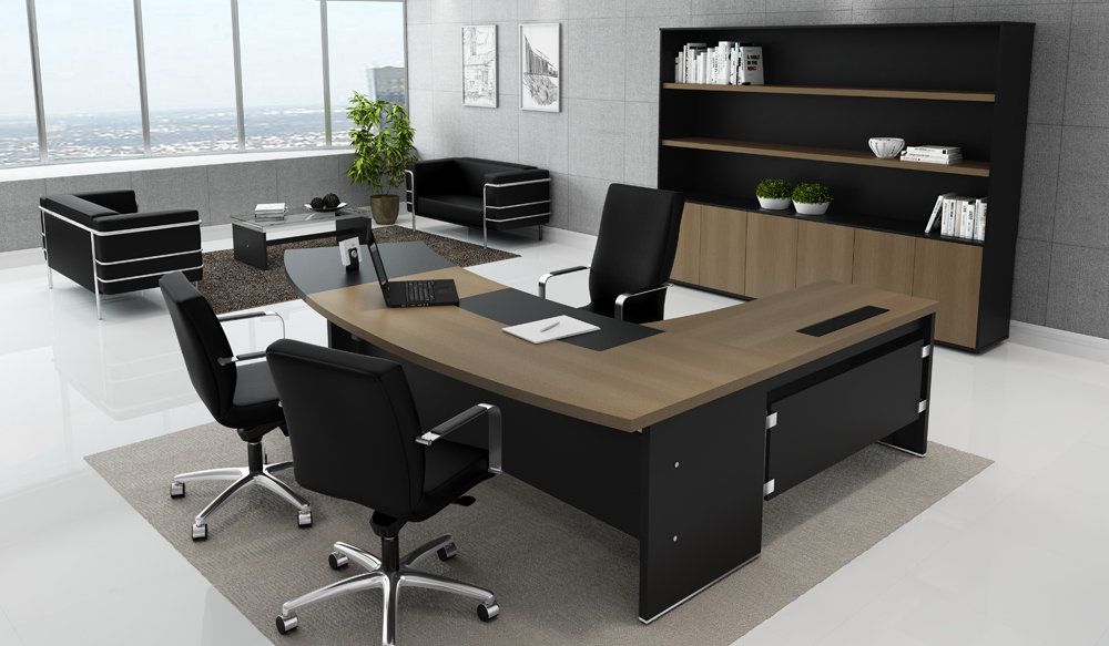 Escritório-Modelo-Diretor-Com-Mesa-Personalizada-Formato-U-Atrás-Um-Armario-Alto-Com-6-Porta-Com-Vão-Ao-Sala-Um-Sofá-Cooporativo-Preto-E-Em-Volta-Da-Mesa-Duas-Cadeiras-Giratória-Para-Visitante-e-Uma-Cadeira-Presidente-Para-o-Diretor