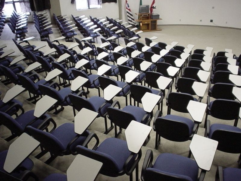 Sala-De-Aula-Com-Cadeiraa-Universitarias-Modelo-Executiva-Revestimento-JSerrano-Na-Cor-Azul-Com-Prancheta-Fixa-Na-Cor-Branca-Cadeira-Com-Estrutura-4-Pés-Na-Cor-Preta