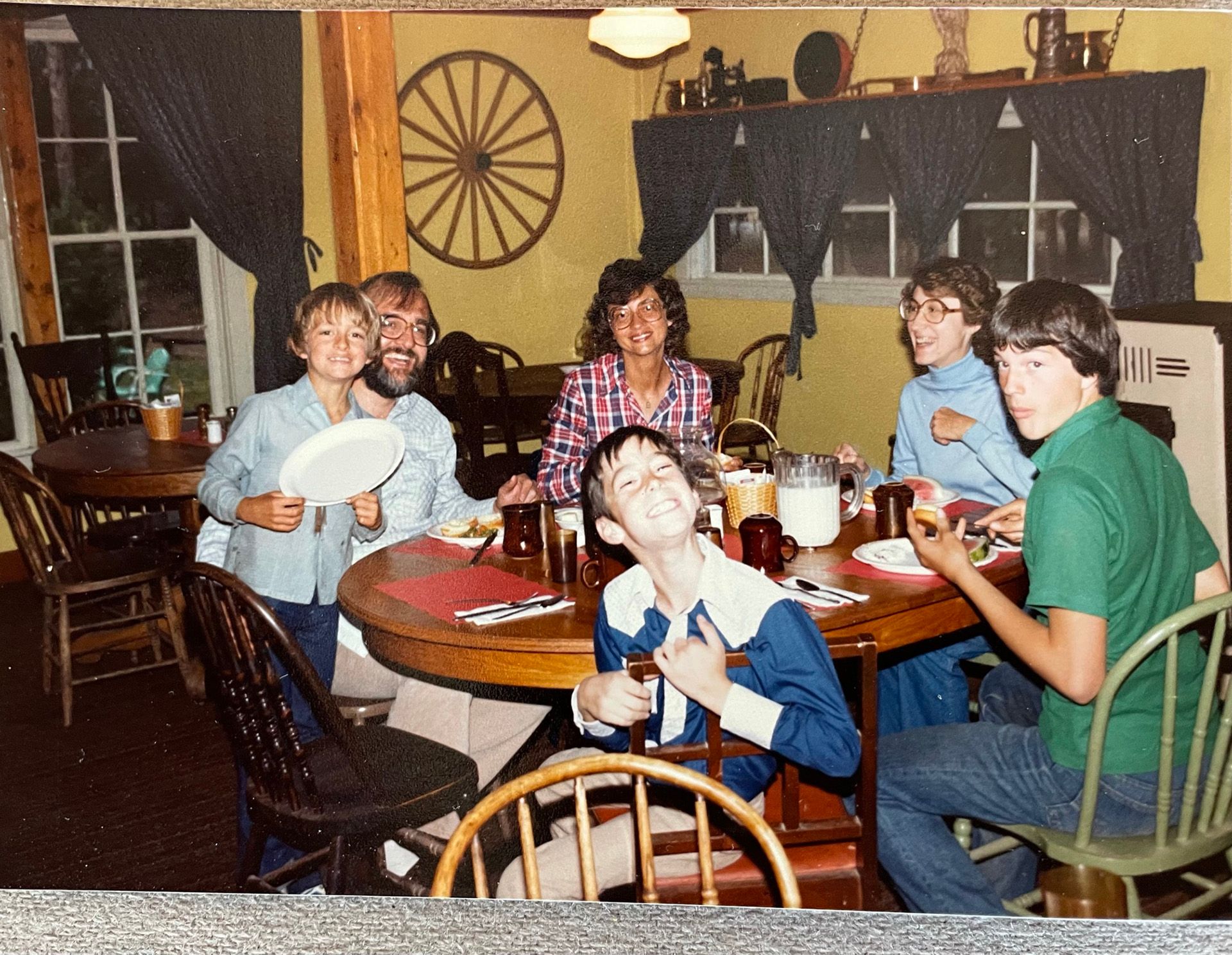 family-eating-dinner-1970s