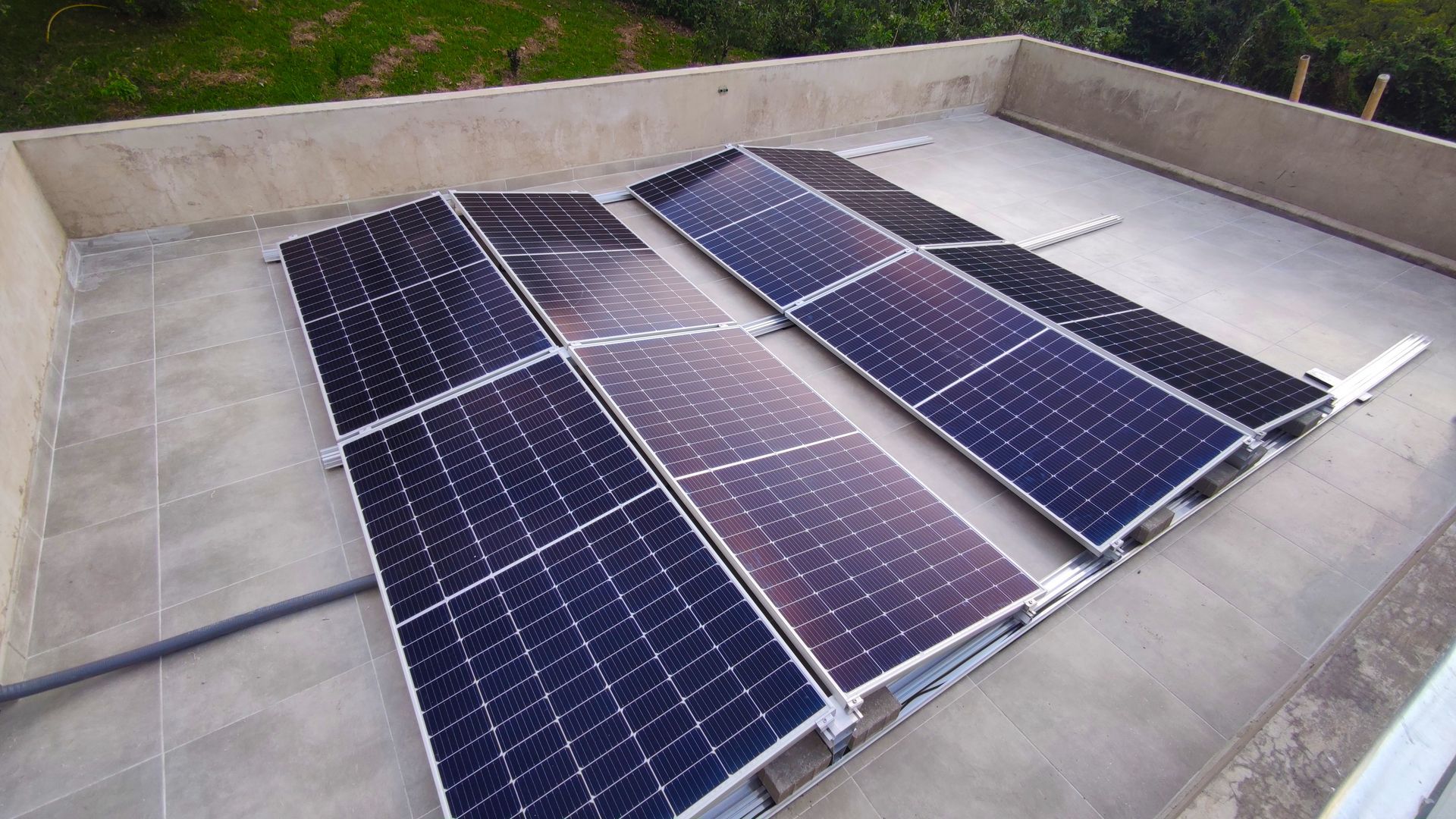 Hay muchos paneles solares en el tejado de un edificio.