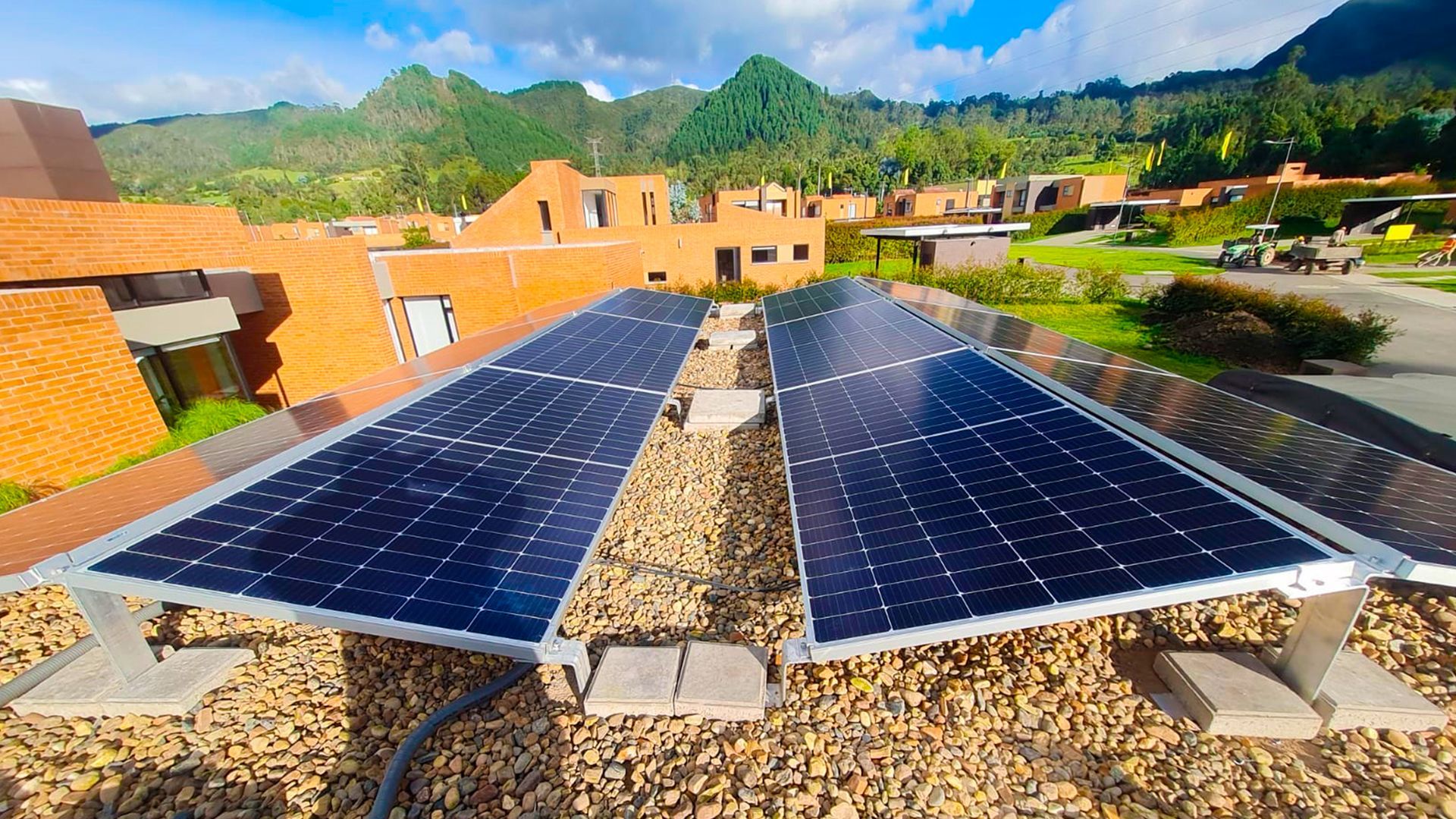 Una fila de paneles solares en el techo de un edificio.