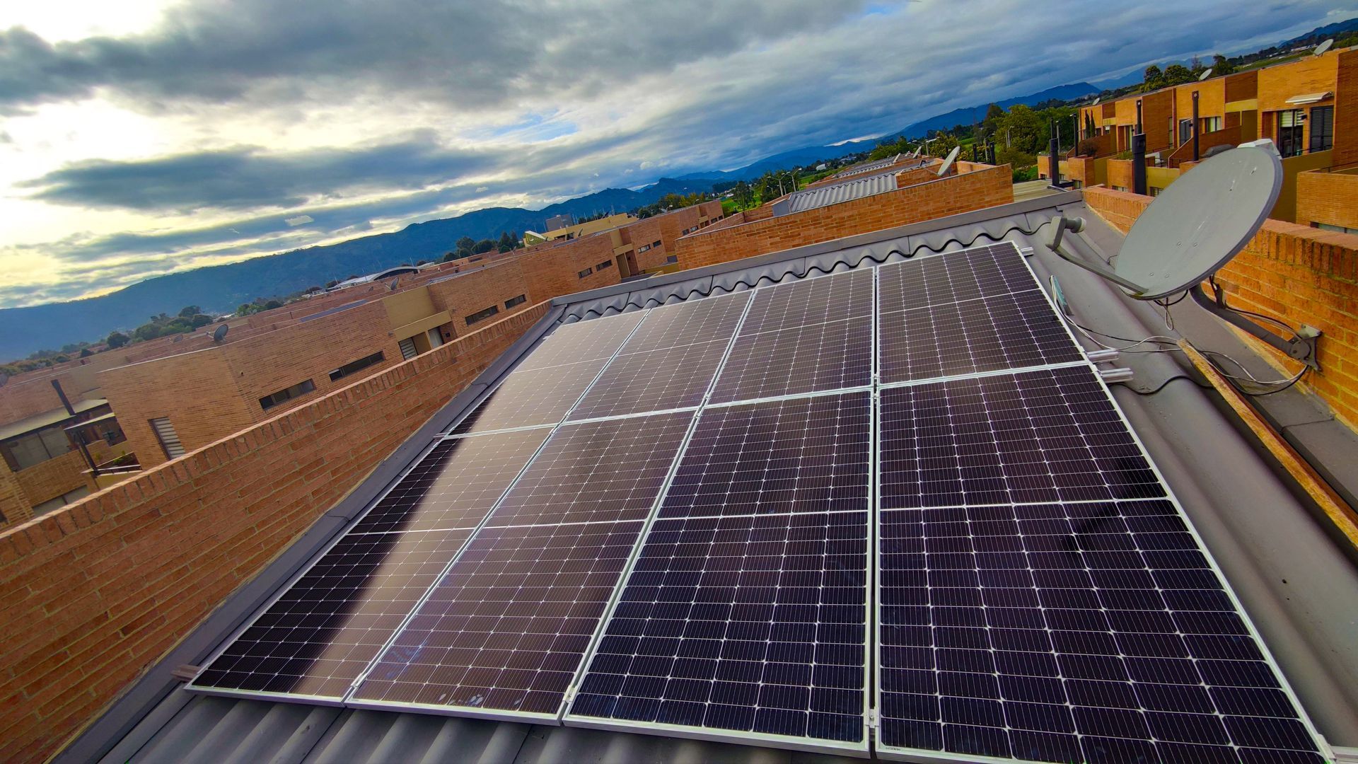 Un techo con paneles solares y una antena parabólica.